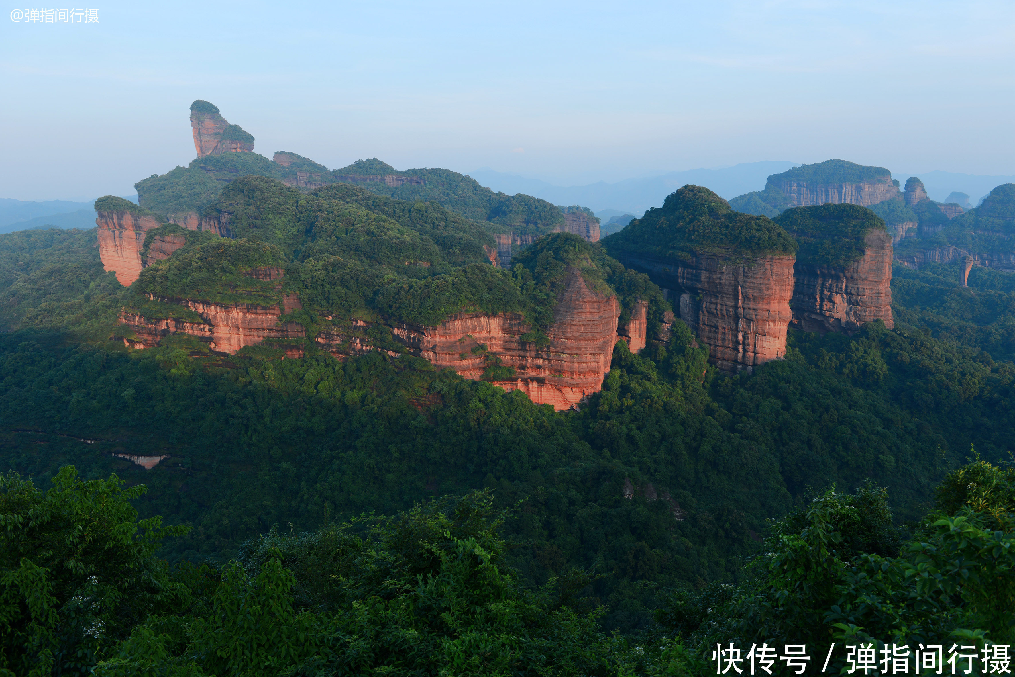 中国最“色”丹霞,凭借“擎天一柱”走红,但游客怀疑是人工所为