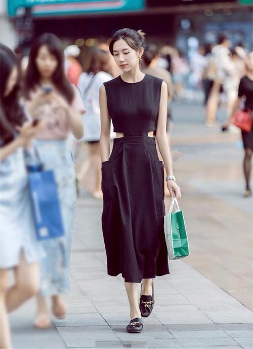 街拍：吊带裙也能穿出新时尚，谁说只有平胸妹子穿才好看