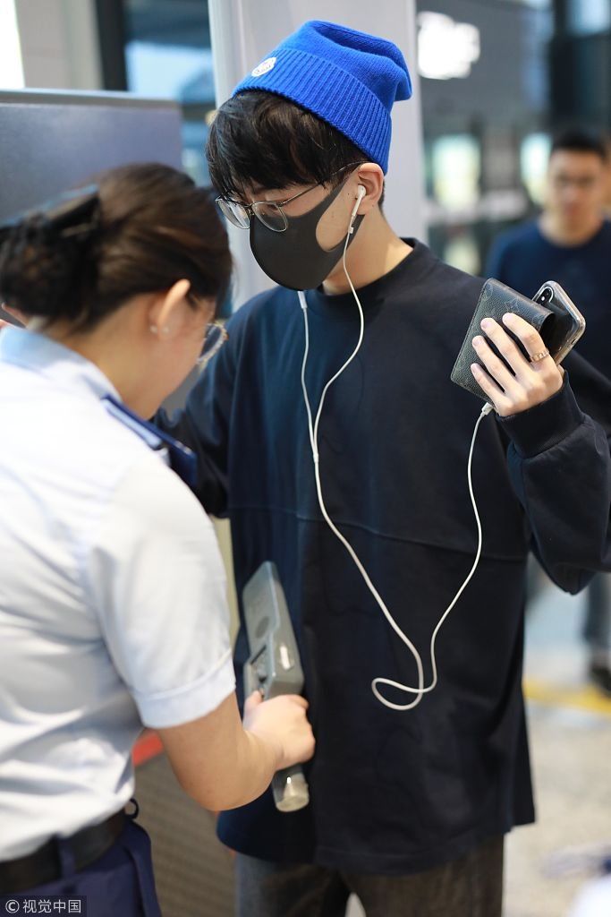 “鲜肉网红”费启鸣抱玩偶听曲一脸呆萌 安检遭“搜身”不影响心