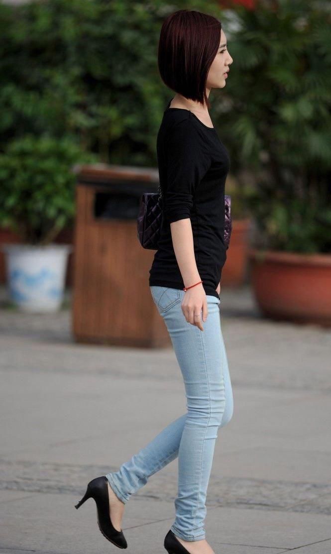 广场街拍:牛仔裤高挑身材美女，走路都带风