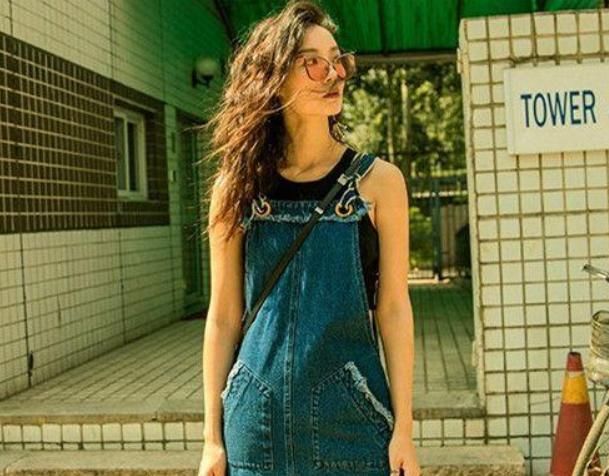  『人人』人人都穿过的strap dress，原来要这样搭配，减龄不像穿围裙