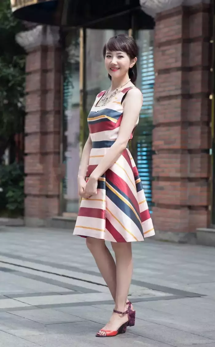 街拍，时尚的前提是要穿对，穿对了便宜的衣服也能穿出高贵气质