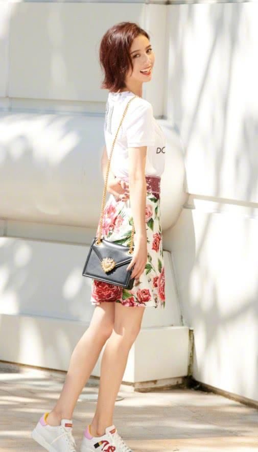 佟丽娅把包包拿来敲东西了?角都凹进去这么多了，意外很时尚