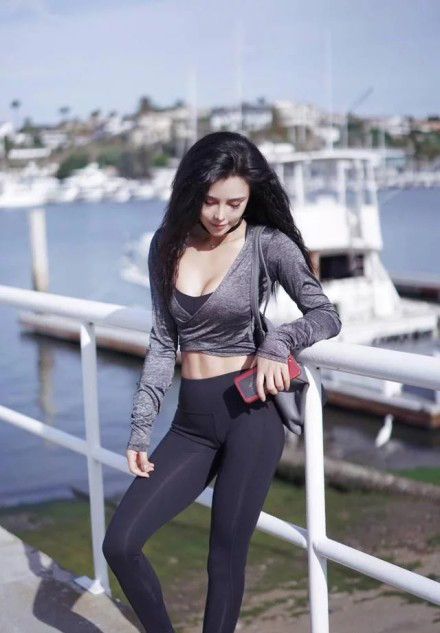 皮肤白皙的打底裤美女,时尚大方得体都不足以形容,女人味十足!