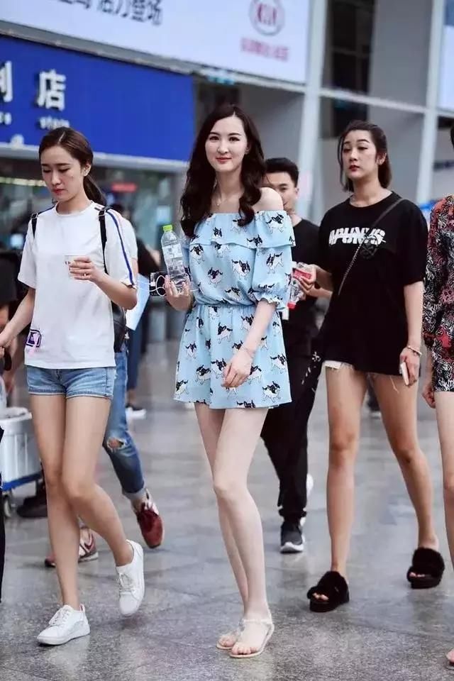 街拍：利落大方的气质让美女们爱不释手，身材的线条得到拉伸