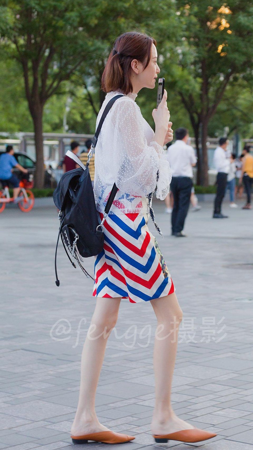 时尚街拍:小姐姐的大长腿太细了，用仙鹤腿来形容毫不为过