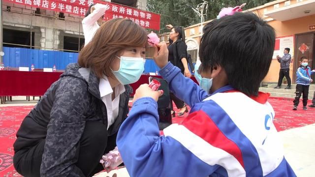【扶贫】看到新疆小姑娘校服上的破洞,北京扶贫工作组当即决定……