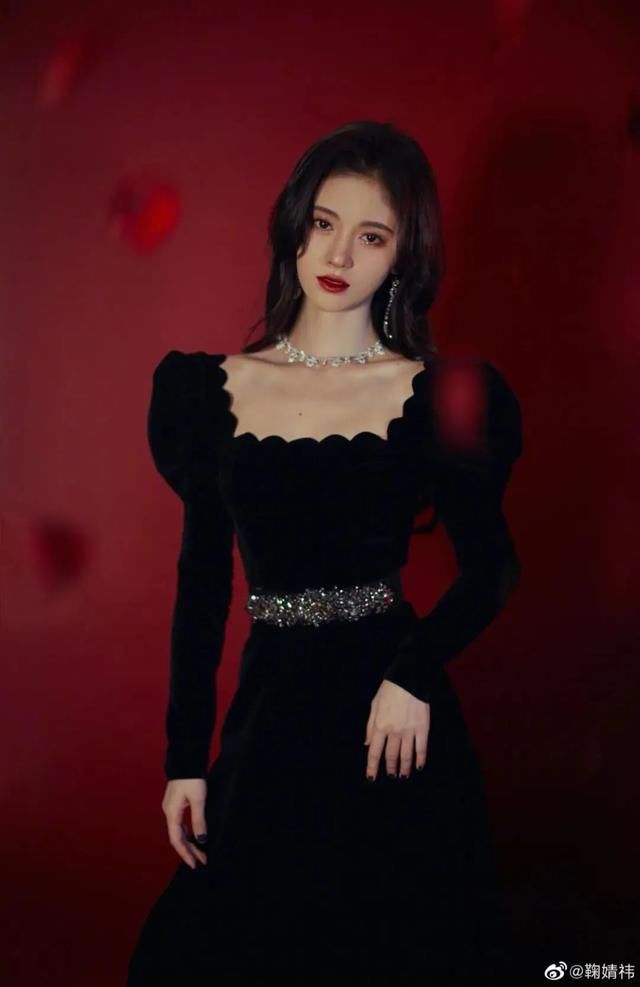  春天都：全网都在仿的Jennie粉嫩蜜桃妆，今年哪里不一样？