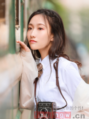 一起走过毕业季 小清新的女生毕业长发走一波