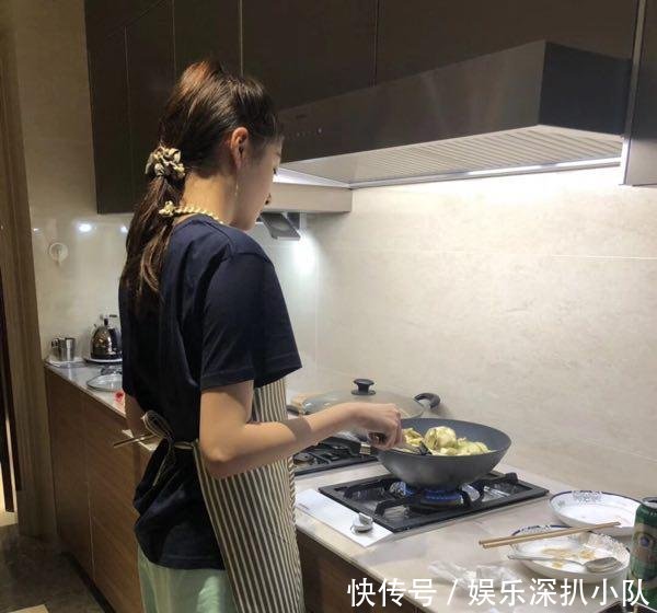 关晓彤深夜素颜亲自下厨, 穿绿睡裤同时翻炒俩锅变身俏丽小厨娘