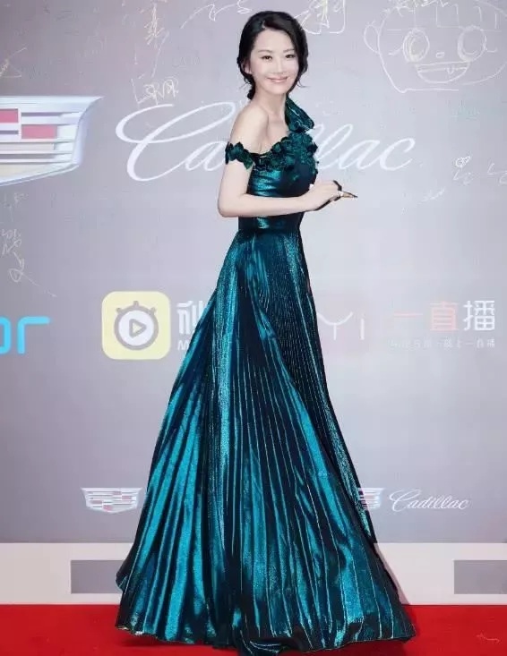 许晴你也太夸张了！裤子也能当鞋穿？网友：一般人驾驭不了！