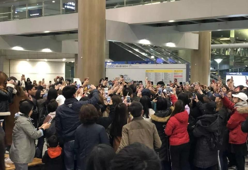 易烊千玺火到国外，带猫咪拍广告，一身潮装让韩国机场都瘫痪了!