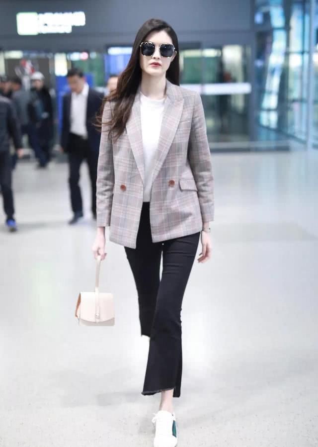  「时尚」西服＋短袖，既具备实穿使用价值，可以给你美丽的时尚潮流酷帅又年青休闲娱乐