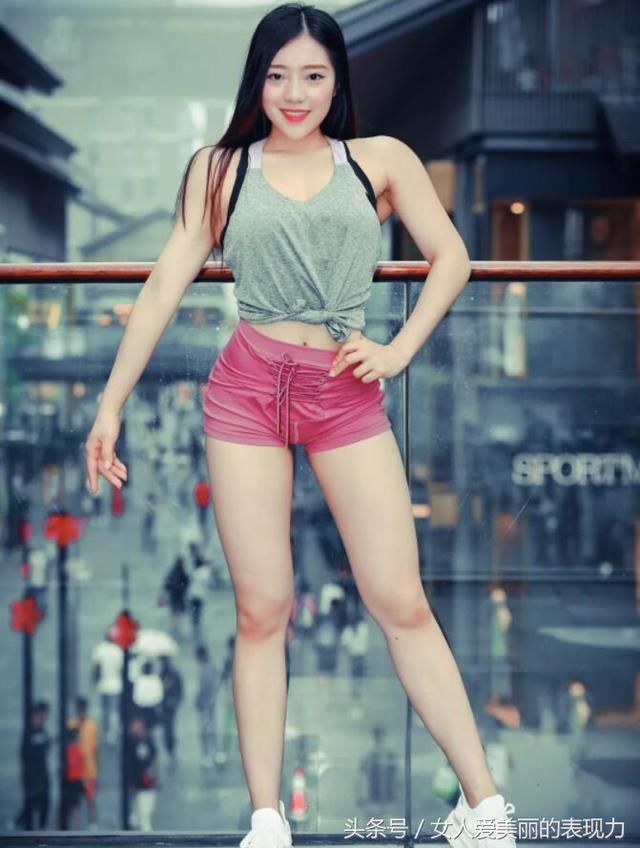 见过了破洞牛仔裤，但你见过破洞打底裤吗?时尚、个性、有魅力