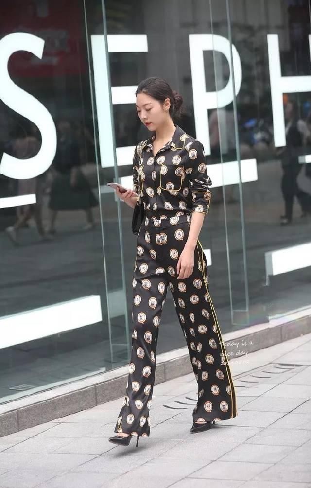  「女生」高跟鞋简约时尚，在春天让女生显得更加的优雅