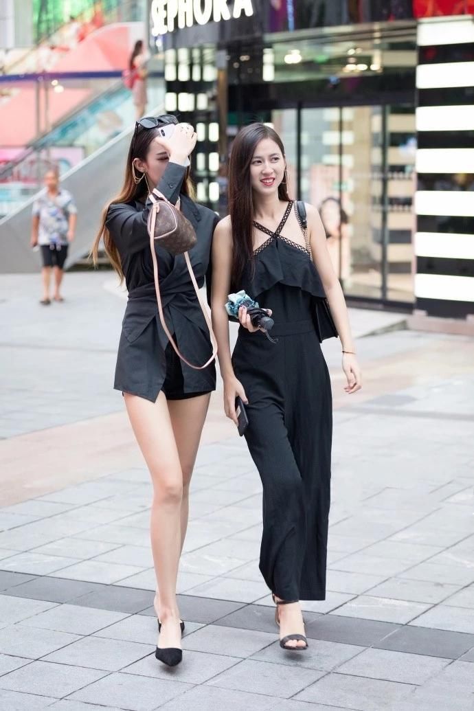 街拍：漂亮丽人的性感美女走来，感觉很美好！