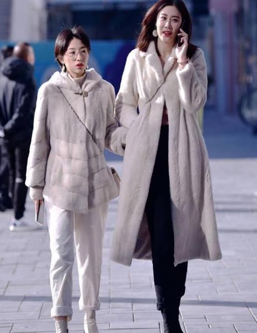  『搭配』街拍：温柔可人的美女，一件白色上衣配牛仔短裙，青春靓丽气息