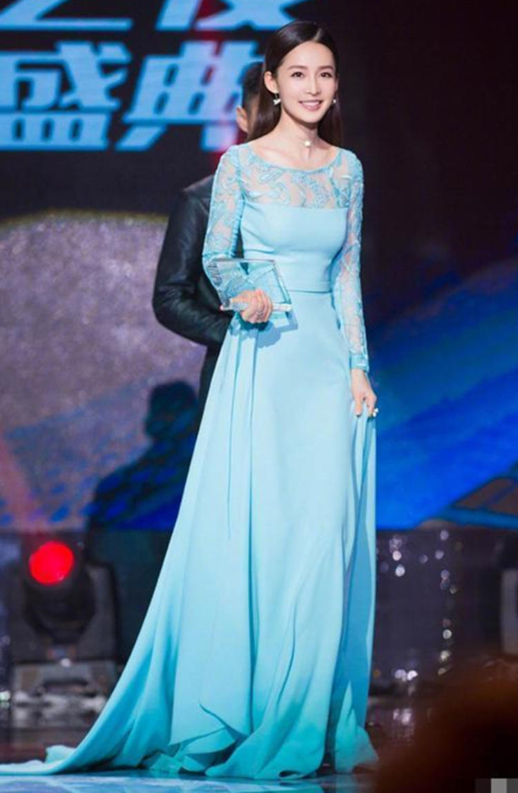 《如懿传》的容妃李沁，穿高跟鞋还要穿袜子，让人搞不懂