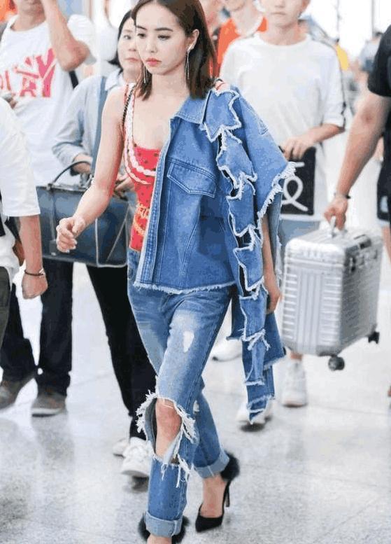 蔡依林从意大利回国, 穿着打扮新奇, 从头红到脚, 一双脏鞋亮眼