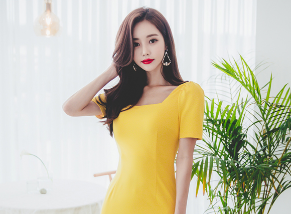 女神孙允珠，夏日青柠光鲜明媚宫廷及膝裙