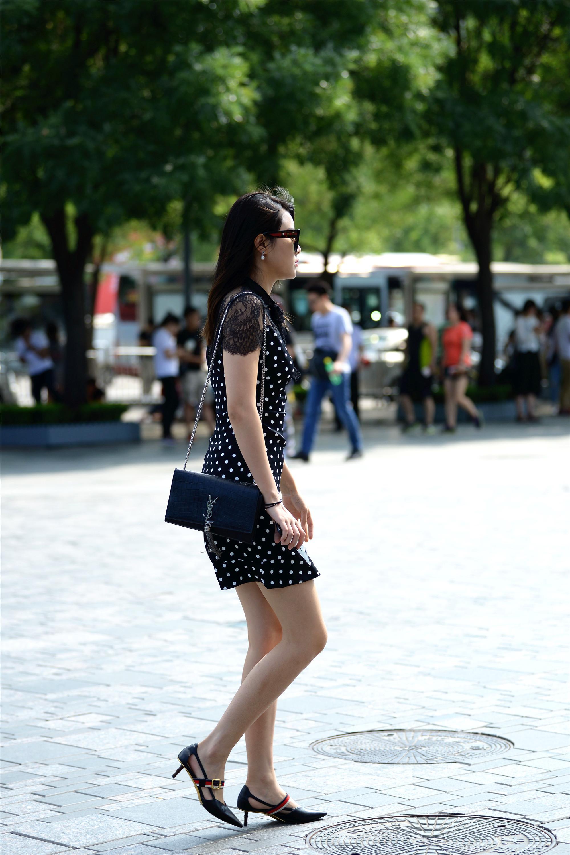 清秋时节的小姐姐，她穿的连衣裙被她的鞋子抢了风头