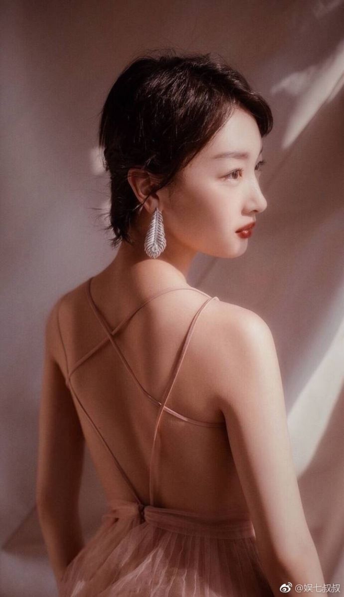 越来越好看的周冬雨，小脸真的太适合大荧幕了!短发越来越有气质