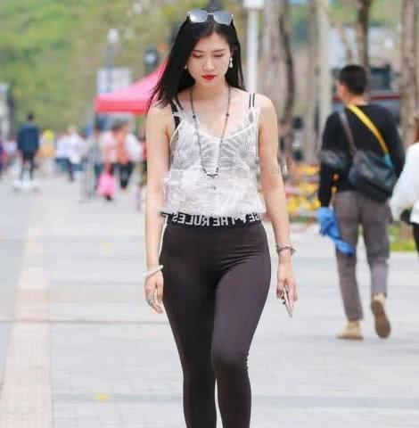 时髦好看的打底裤，总能轻松引起路人的注意！