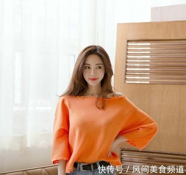 【针织衫】针织衫宽松舒适,搭配紧身牛仔裤让造型更显休闲靓丽