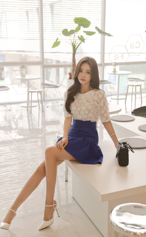 女神孙允珠，拉花奶昔凝霜晴蓝金属鳞片衫