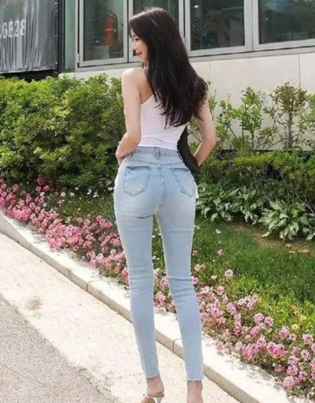 时尚简约的牛仔裤，彰显温柔气质，让女人时刻挥洒自如