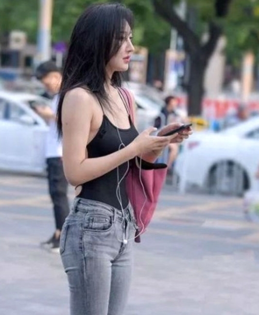 「显得身材」街拍:简单穿搭的时髦美女,搭配的好一样美,身材曼妙魅力十足