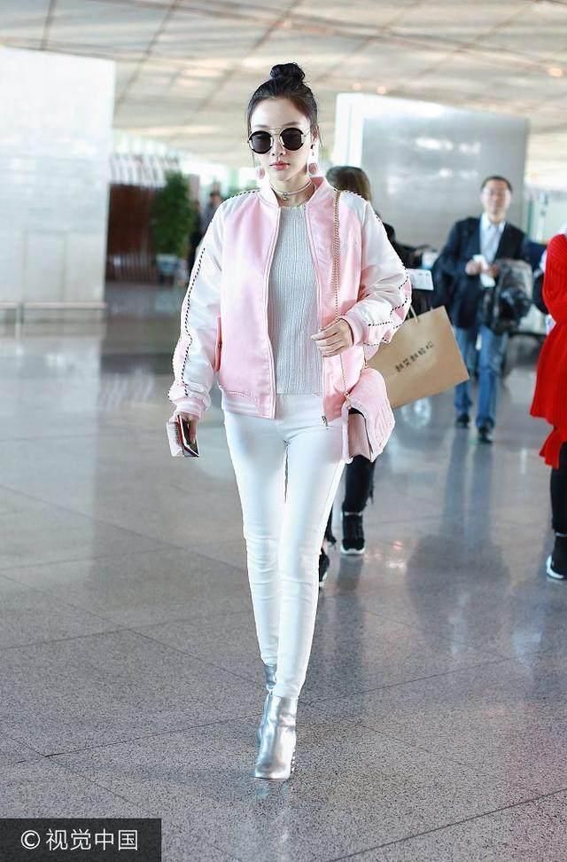 36岁李小璐真会穿!机场粉色外套太显嫩,网友:当