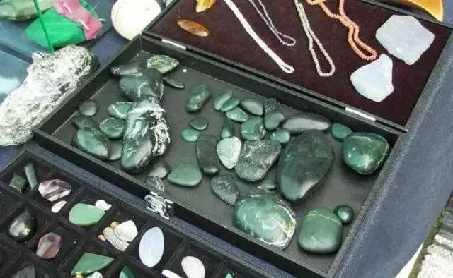  「玉石」谁说老外不玩奇石, 看看国外的石头市场是啥样!