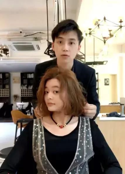 因天气太热想剪个短发的大饼脸妹子，理完后秒变气质女神惊艳众人