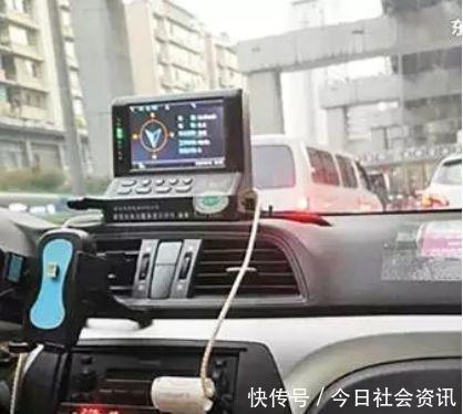 的哥对女大学生污言秽语,女生录下证据报警,涉事车辆已停运