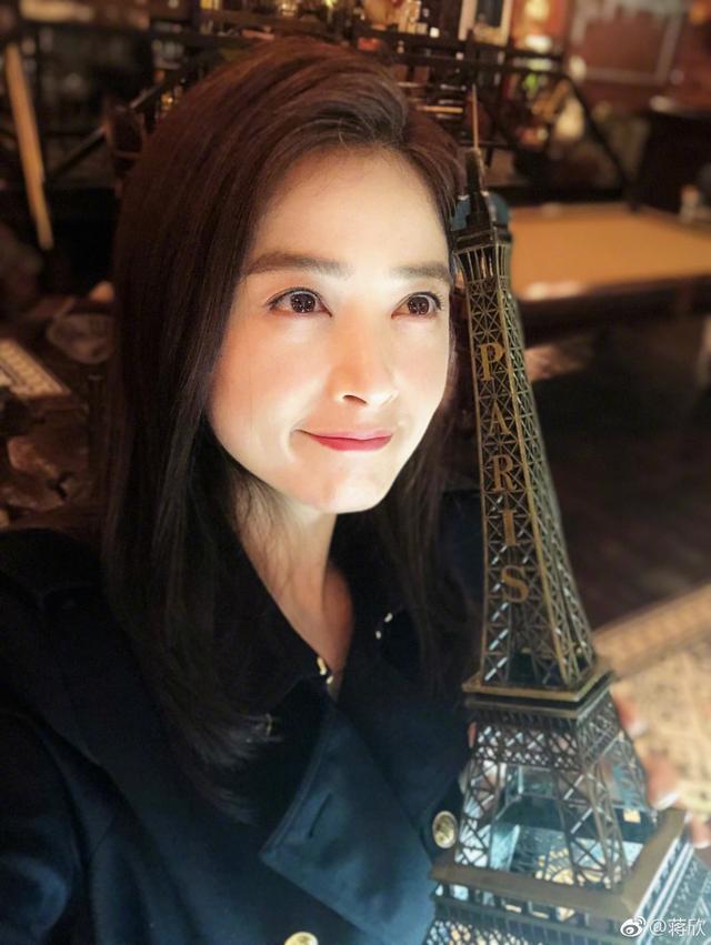 35岁的蒋欣剪了新款发型，这发型也太修饰人了，大饼脸变瓜子脸