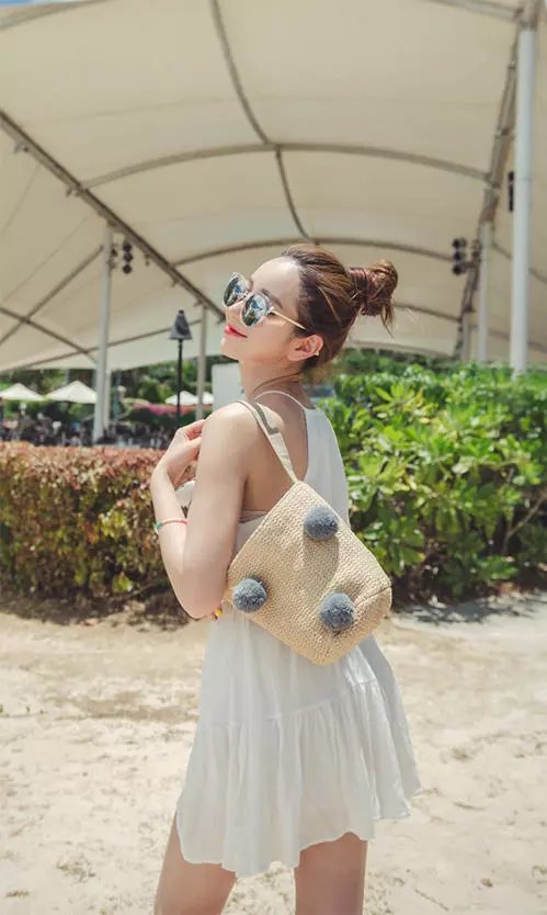 纯美短裙穿出甜美夏日风，暖心笑容灵动十足