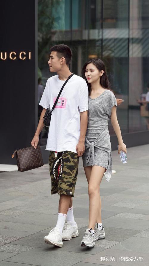 路人街拍，长得漂亮的小姐姐都很会穿搭，吸引着路人的目光！