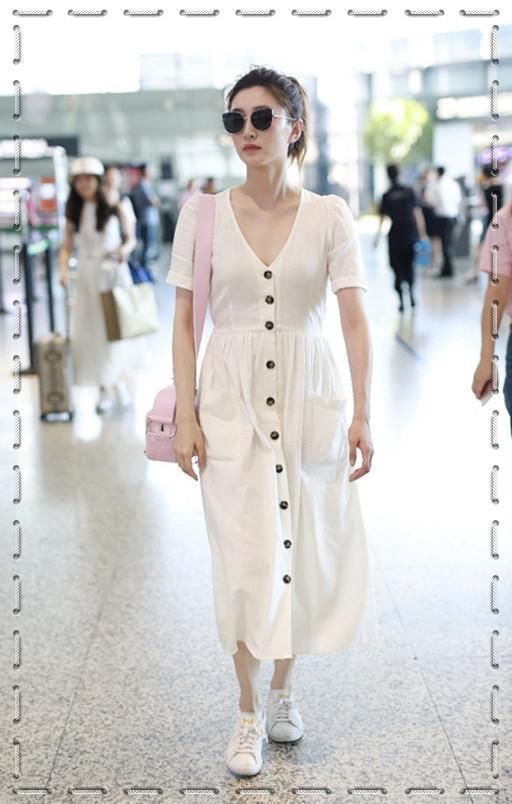 江疏影不过穿件紧身长裙，就勒出了水桶腰，网友：没结婚不应该啊