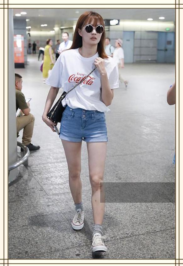 鞠婧祎24岁，徐璐也24岁，同穿T恤衫，身材差距竟如此尴尬