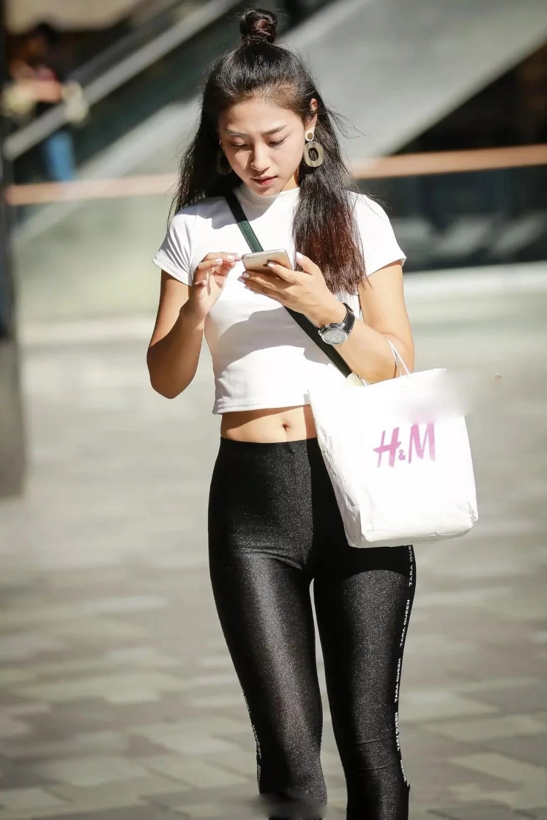 黑色紧身裤的小姐姐，紧致的设计让好身材凸显而出，秀出自己独特