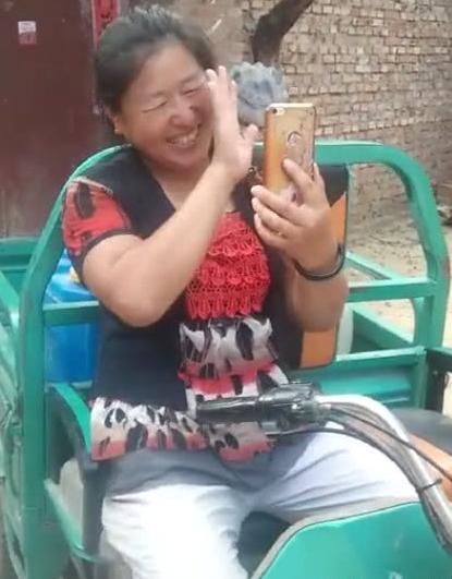 大衣哥朱之文辟谣:有的照片是假的