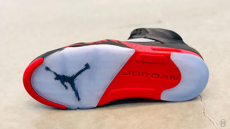 光泽质感出众!绸缎 Air Jordan 5 Satin Bred还有一周发售