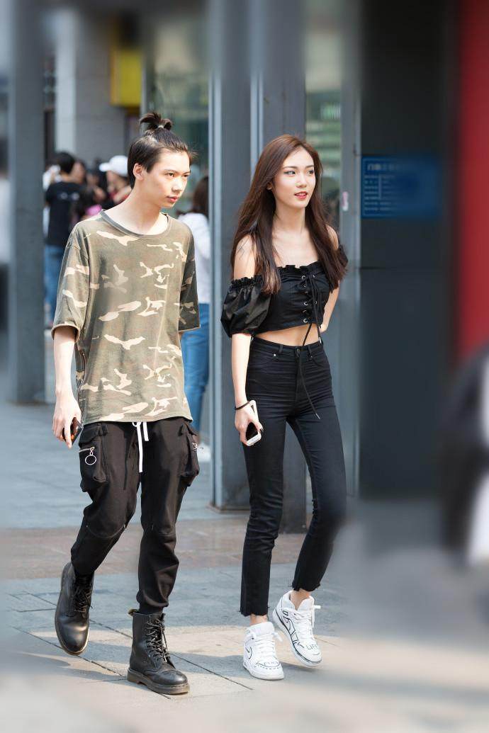 街拍:紧身牛仔裤轻松出行,图四小姐姐们对比突出