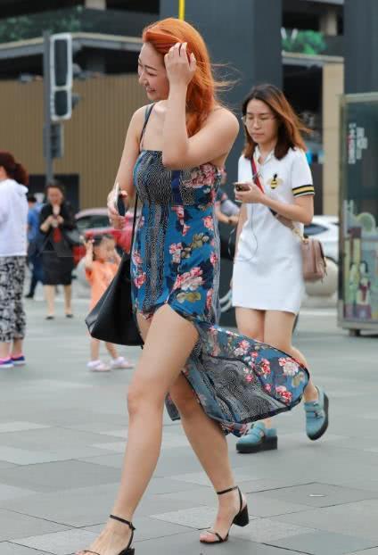 轻质熟女吊带裙尽显美胸，飘逸的裙摆被邪恶的风吹起，让姐姐花容