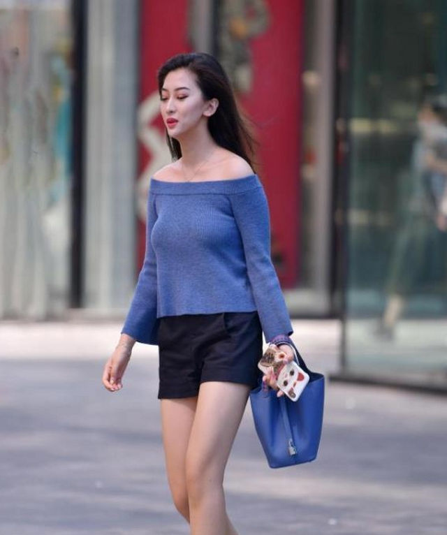  出自己|路人街拍,小姐姐穿着这件斜肩的衬衫裙,尽显气质与魅力