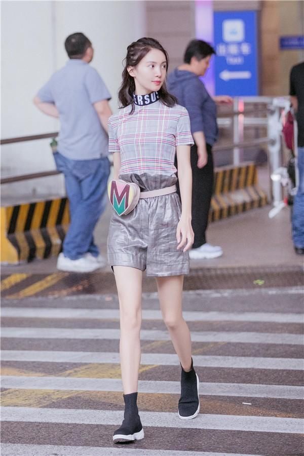 关晓彤这腿简直了，穿了高跟鞋的金晨还没她高，显然人瘦是真显高