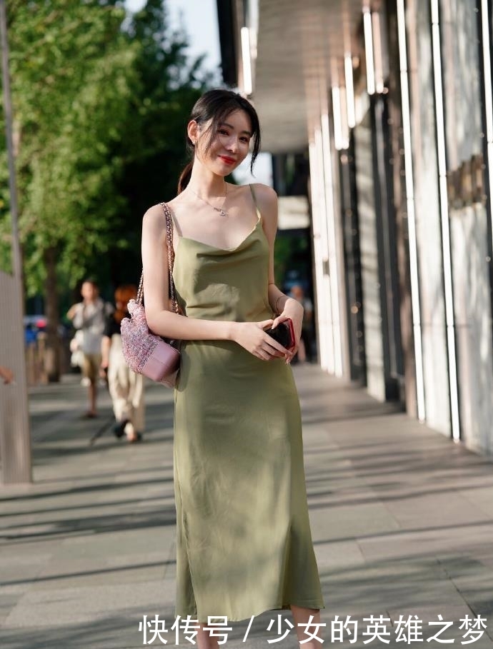 # 美女#紧身裙穿搭，优雅又性感！，街拍美女：时尚靓丽的小姐姐