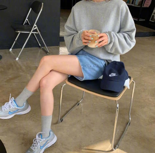  白色运动：春季别老穿小白鞋，试试休闲潮范运动鞋，美得冒泡