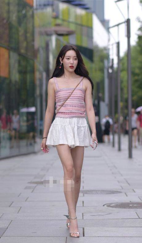 街拍：图五穿“透视装 ”上街，隐约间的“性感”，确实很拉风！